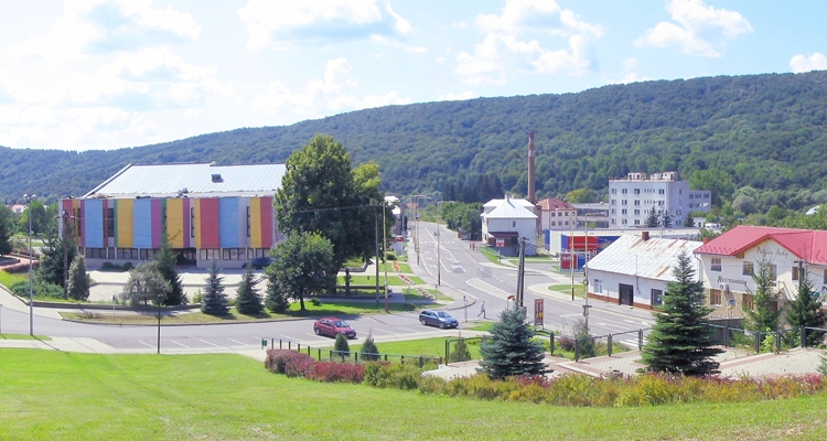 Widok spod cerkwi na główną ulicę miasteczka Medzilaborce. Fot. Wikipedia.org/Goku122