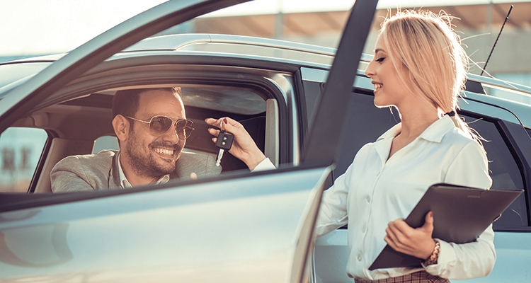 Podpowiadamy, co warto wiedzieć, przymierzając się do wypożyczenia samochodu