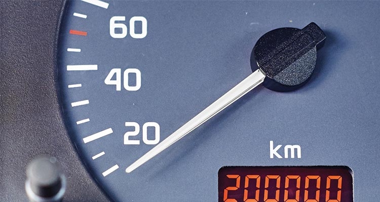 Jak sprawdzić przebieg samochodu i jego historię przed zakupem