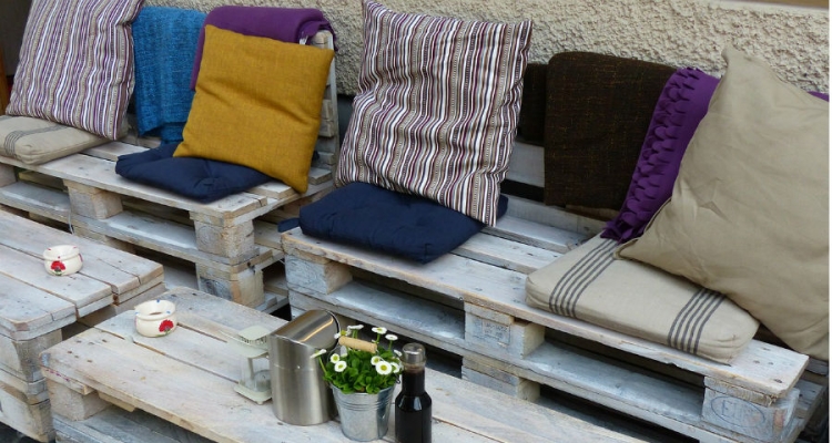Fotel z palet może być ciekawy rozwiązaniem na taras. Fot. Pixabay