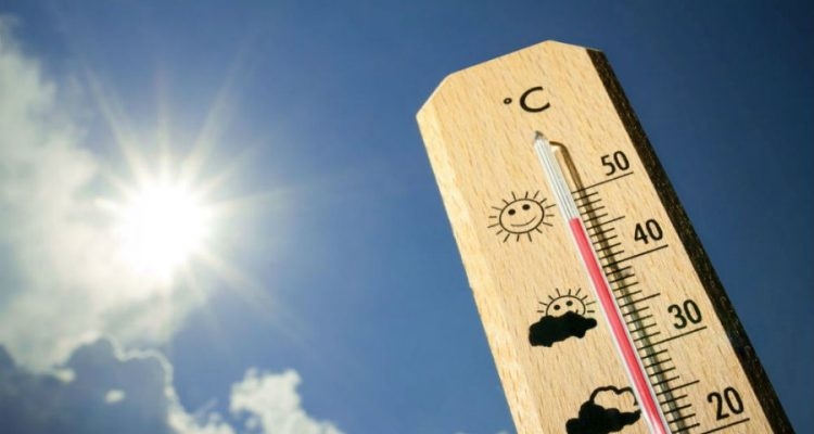 Dobra izolacja domu i masywne ściany pomagają ochronić wnętrze przed upałami. Fot. Baumit