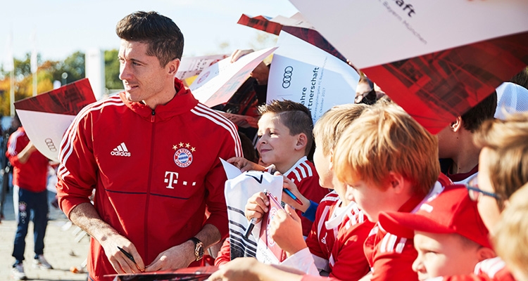 Robert Lewandowski i inni piłkarze Bayernu Monachium odebrali nowe modele Audi