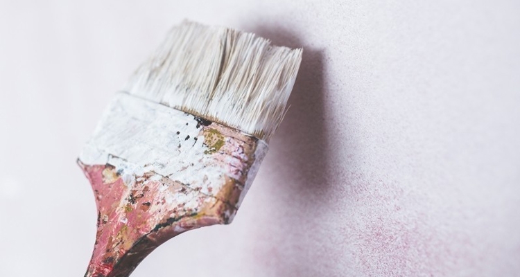 Rysy na ścianie można ukryć pod farbą hybrydową. Fot. Materiały prasowe