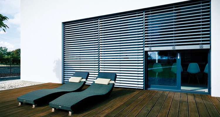 Rolety screen, żaluzje fasadowe, markizy czy pergole? Jak skutecznie chronić dom przed słońcem