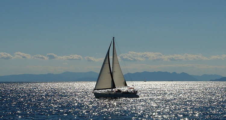 Czym jest żeglarstwo i jak powinna być wyposażona żaglówka?
