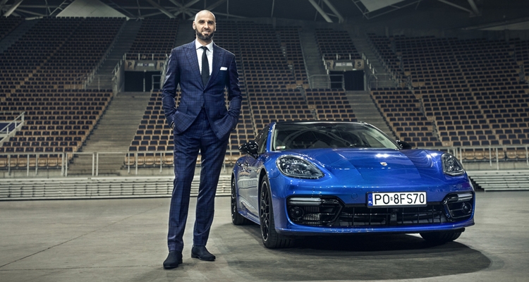Marcin Gortat za kierownicą hybrydowego Porsche Panamera Sport Turismo