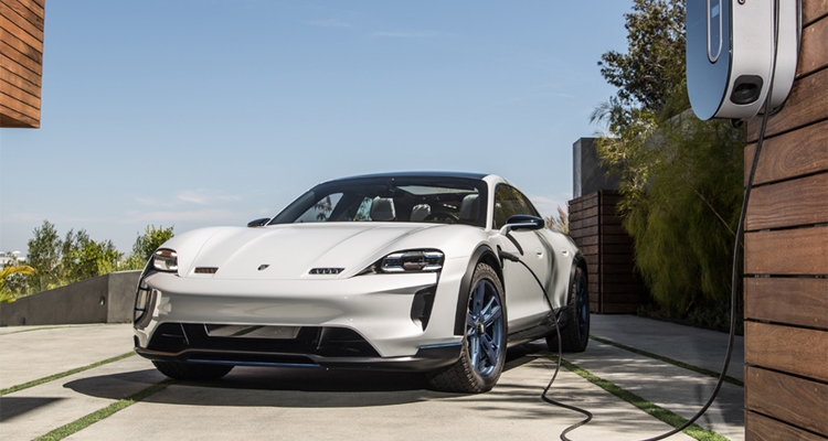 Wraz z nowym modelem Taycan firma Porsche ostatecznie wkracza w erę elektromobilności