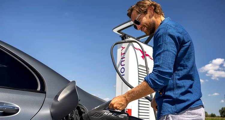 Funkcja Plug & Charge teraz dostępna również dla hybryd plug-in Mercedes-Benz